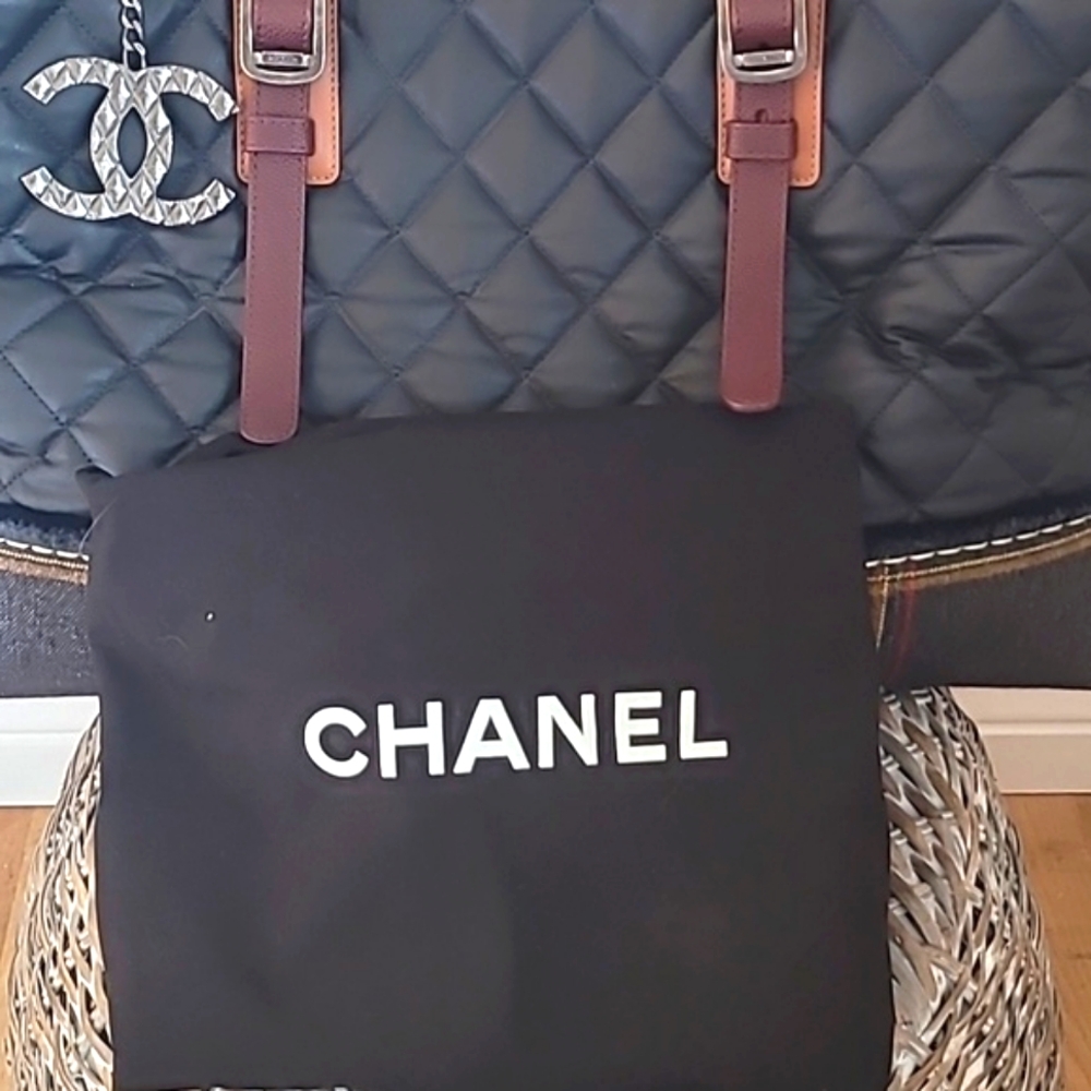 CHANEL RARE Paris to Edinburgh Tote - Picture 15 of 15